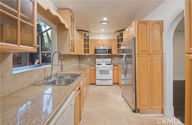 Detail Gallery Image 9 of 37 For 12413 Westminster Ave, Los Angeles,  CA 90066 - 6 Beds | 5 Baths