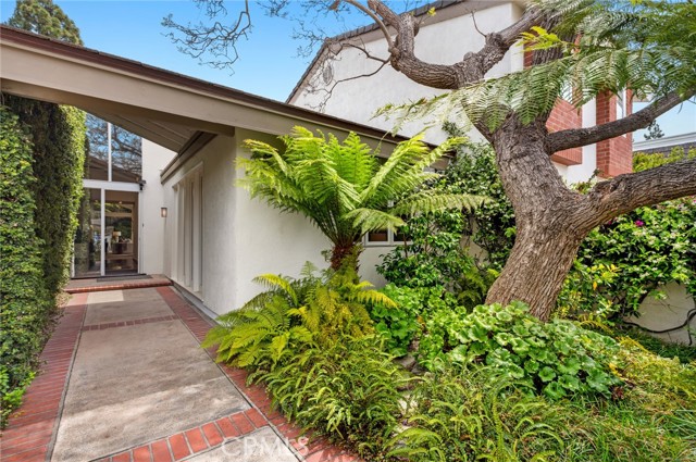 6 Rue Marseilles, Newport Beach CA: https://media.crmls.org/medias/60d702d2-929c-4adb-a249-15263fde3b7f.jpg