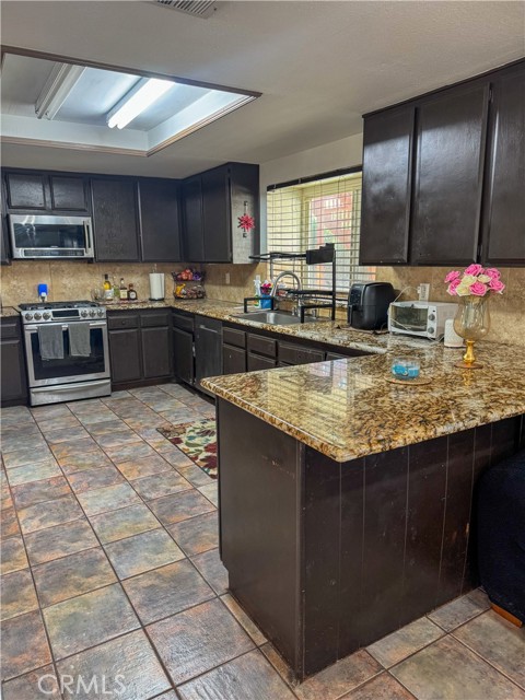 Detail Gallery Image 8 of 22 For 1251 Herzel Ave, Lancaster,  CA 93535 - 4 Beds | 2 Baths