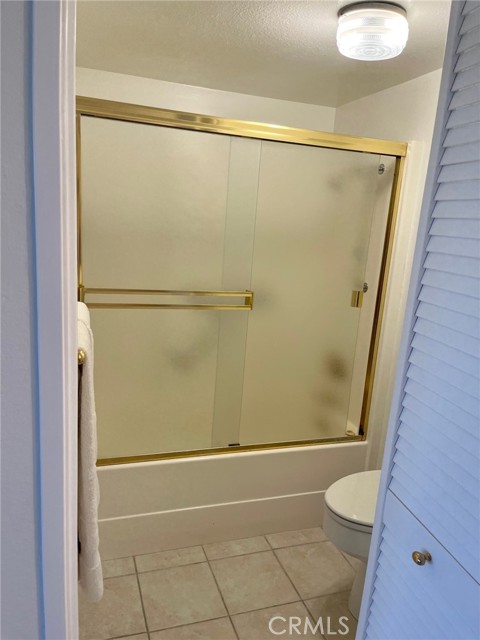 Shower/tub in main bathroom