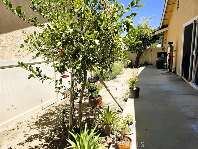 Detail Gallery Image 5 of 9 For 26487 Fairway Cir, Newhall,  CA 91321 - 2 Beds | 2 Baths