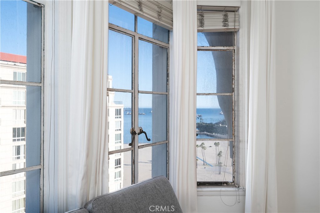 https://media.crmls.org/medias/60e10d48-7bf7-4bf0-b9cf-ba9e56fe0c69.jpg?preset=X-Large