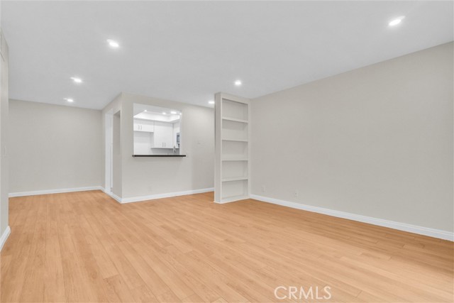 600 W 3rd Street, Santa Ana CA: https://media.crmls.org/medias/60e34c6c-cc67-4213-b2f8-e7b37cc703cb.jpg