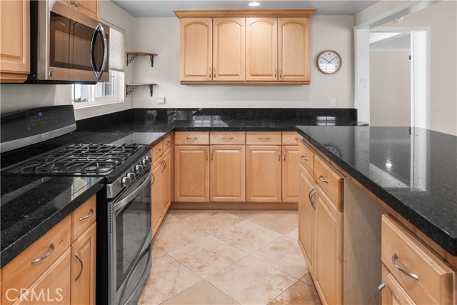 Detail Gallery Image 16 of 40 For 22841 Mariano St, Woodland Hills,  CA 91367 - 3 Beds | 3 Baths