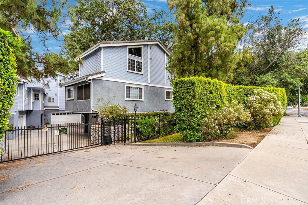 23161 Mulholland Drive 5, Woodland Hills, CA 91364