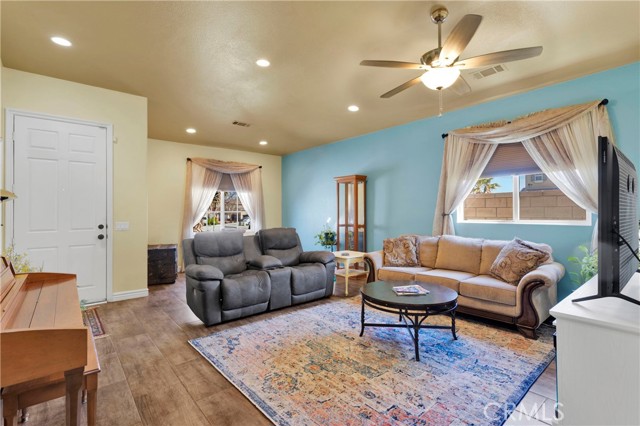 Detail Gallery Image 3 of 37 For 14077 Pearl, Hesperia,  CA 92344 - 3 Beds | 2 Baths