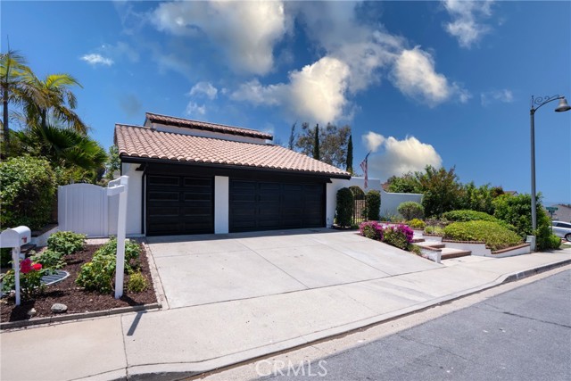 26982 Pueblonuevo Drive, Mission Viejo CA: https://media.crmls.org/medias/60eaff47-04b1-49a3-8a7b-4a3549560f0b.jpg