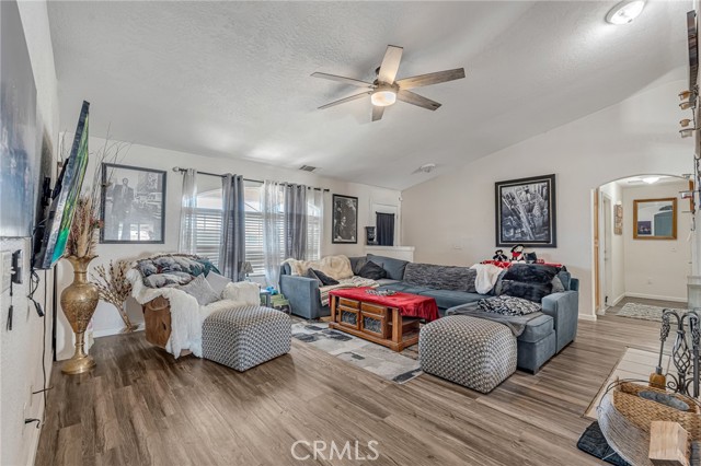 Detail Gallery Image 7 of 44 For 19084 Rocksprings Rd, Hesperia,  CA 92345 - 4 Beds | 2 Baths