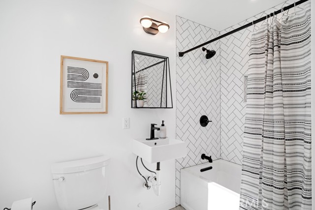 Detail Gallery Image 20 of 37 For 3031 4th Ave, Los Angeles,  CA 90018 - 6 Beds | 4/1 Baths