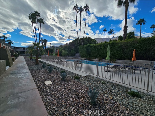 Detail Gallery Image 12 of 38 For 197 W via Lola #17,  Palm Springs,  CA 92262 - 2 Beds | 2 Baths