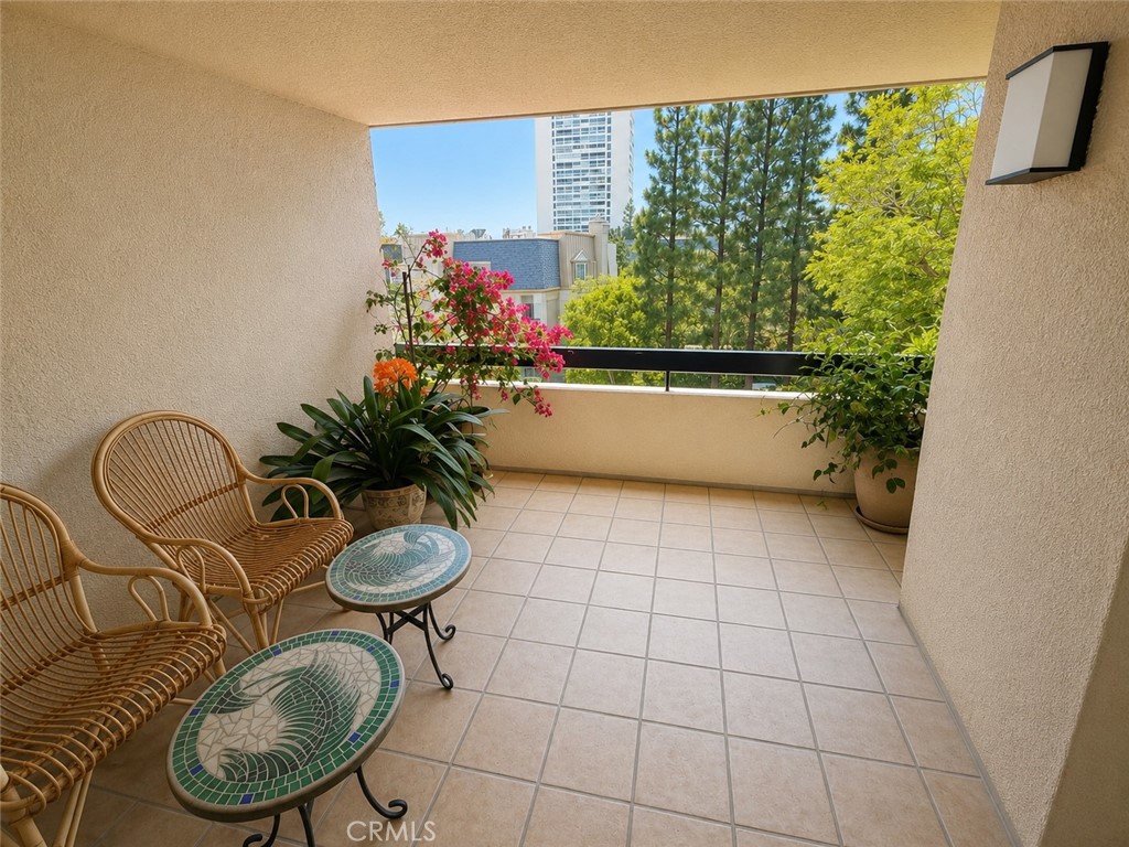 https://media.crmls.org/medias/60f67826-9aa0-44f2-bdd1-f32cb23f48a2.jpg?preset=X-Large