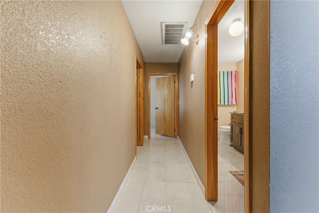 https://media.crmls.org/medias/60f836cd-afb9-4a1f-ba2a-dafd140d7830.jpg?preset=X-Large