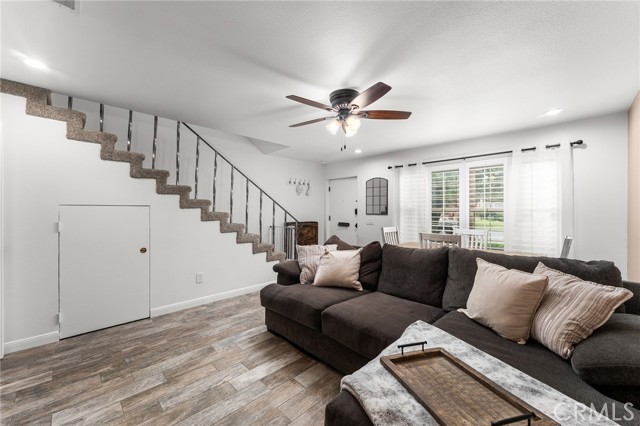 571 La Verne Street, Redlands CA: https://media.crmls.org/medias/60f93d88-ab67-4762-bc48-6fd071ef496d.jpg
