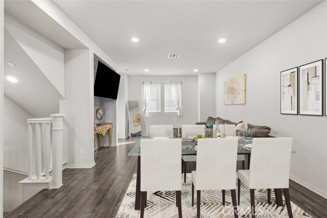 Detail Gallery Image 5 of 40 For 7214 N Chestnut, Van Nuys,  CA 91405 - 2 Beds | 3 Baths