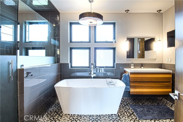 Detail Gallery Image 26 of 39 For 1301 Outrigger Dr, Corona Del Mar,  CA 92625 - 4 Beds | 3/1 Baths