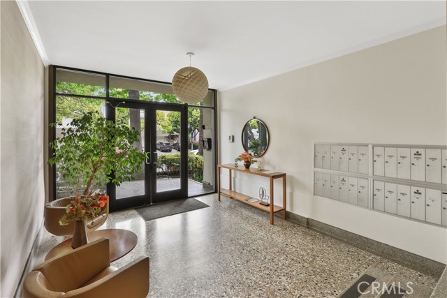 930 3rd Street, Santa Monica CA: https://media.crmls.org/medias/60ff1c34-40df-4de9-9c6a-6f4d00ba2b13.jpg