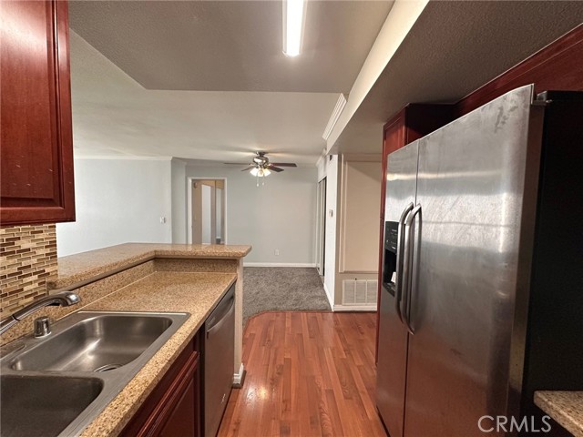 21450 Burbank Boulevard, Woodland Hills CA: https://media.crmls.org/medias/610001ca-45e1-4139-aac2-b1d9b40634fe.jpg