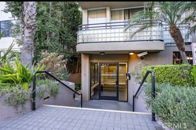 1819 Holmby Avenue, Los Angeles CA: https://media.crmls.org/medias/61005999-36a8-4fde-93d3-969b396f1c15.jpg