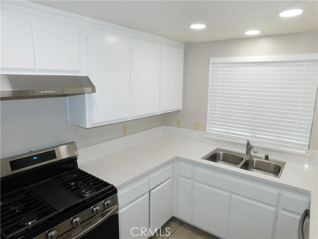 Detail Gallery Image 5 of 21 For 910 Sheridan #C,  Corona,  CA 92882 - 3 Beds | 1/1 Baths