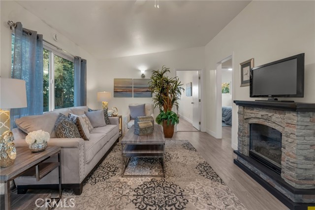 1048 Dexter Street, Los Angeles CA: https://media.crmls.org/medias/6101f7e6-f4f5-4afe-ba42-1d3e48f64934.jpg