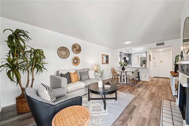 628 Daisy Avenue, Long Beach CA: https://media.crmls.org/medias/61029db7-2a6e-41a6-a60c-147bcd03c0cf.jpg