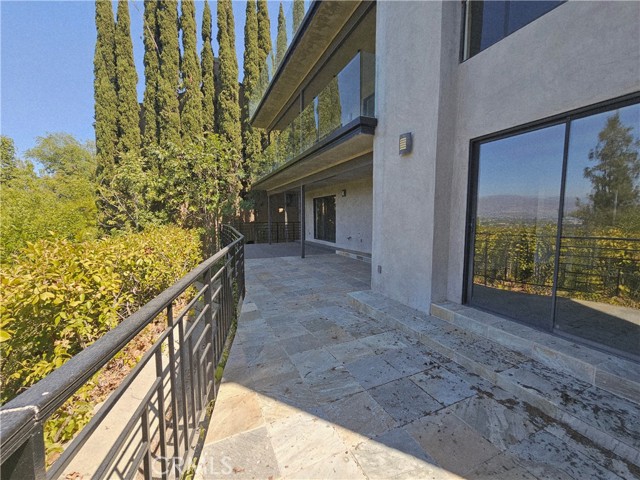 3622 Roberts View Place, Studio City CA: https://media.crmls.org/medias/6102e519-816f-441b-956e-2bf9ef1cafce.jpg