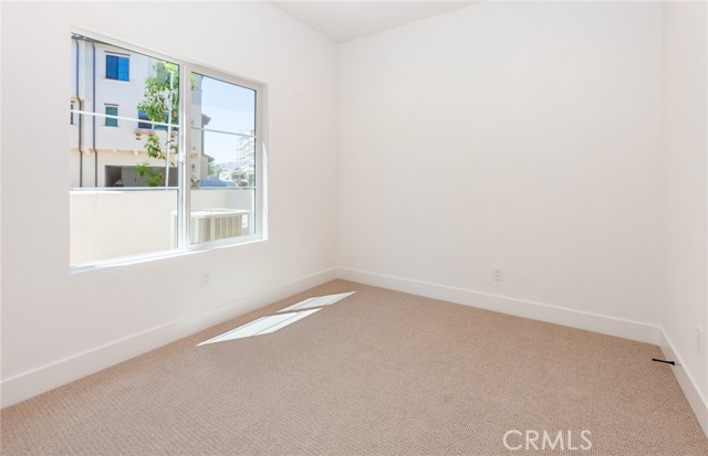 150 Bridle Drive, Burbank CA: https://media.crmls.org/medias/61038dea-6770-4890-b474-ea837a6a06f7.jpg