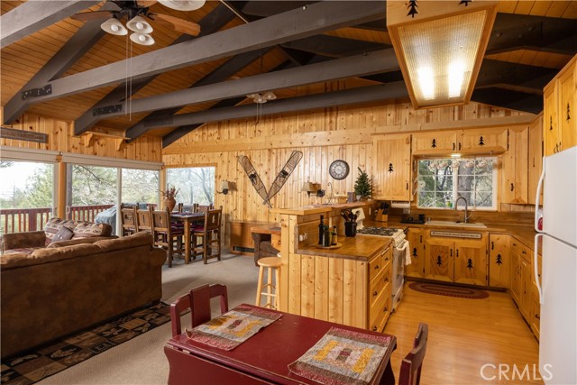 43897 Yosemite Drive, Big Bear Lake CA: https://media.crmls.org/medias/61075148-1f01-459f-bd3f-1a8948229815.jpg