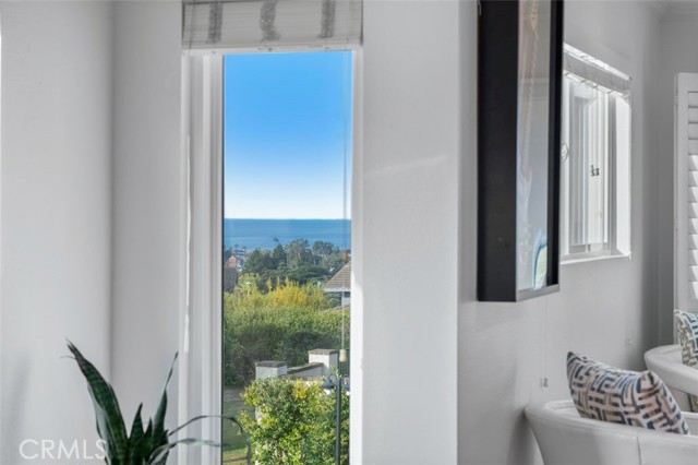3 White Water Drive, Corona del Mar CA: https://media.crmls.org/medias/6109cd6d-4e60-4801-af65-a0945bef17b3.jpg