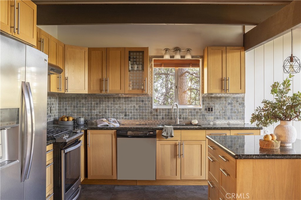 https://media.crmls.org/medias/610b0ca7-96a5-4f20-b089-3deaff2e5b32.jpg?preset=X-Large