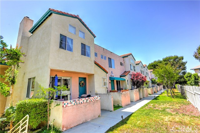 Detail Gallery Image 1 of 27 For 13901 Olive View Ln #6,  Sylmar,  CA 91342 - 3 Beds | 2/1 Baths