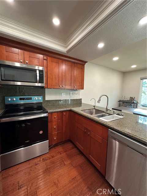 Detail Gallery Image 4 of 13 For 1025 Creekside Dr, Fullerton,  CA 92833 - 2 Beds | 2/1 Baths