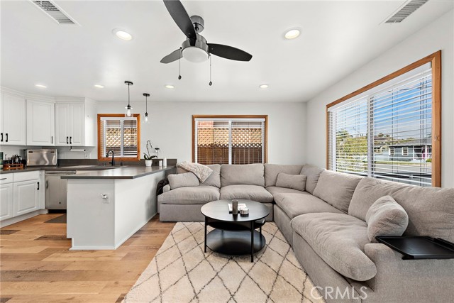 Detail Gallery Image 6 of 35 For 1925 Church St, Costa Mesa,  CA 92627 - 3 Beds | 2 Baths