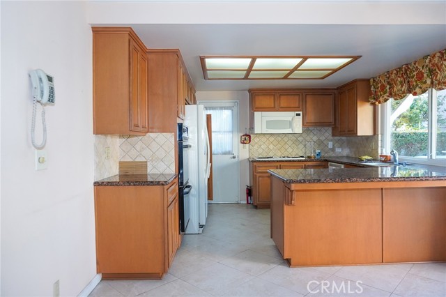 Detail Gallery Image 6 of 29 For 9901 Westhaven Cir, Westminster,  CA 92683 - 4 Beds | 2 Baths