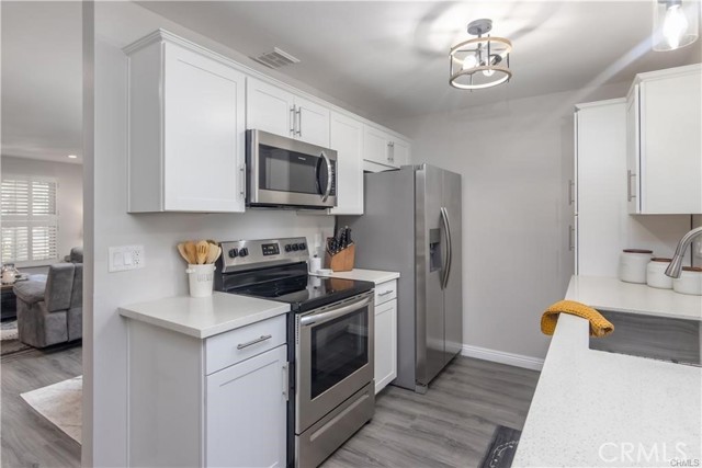 Detail Gallery Image 4 of 15 For 19816 Spanish Oak, Newhall,  CA 91321 - 2 Beds | 2 Baths