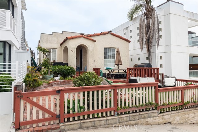 Detail Gallery Image 2 of 13 For 228 17th St, Manhattan Beach,  CA 90266 - 4 Beds | 2/2 Baths