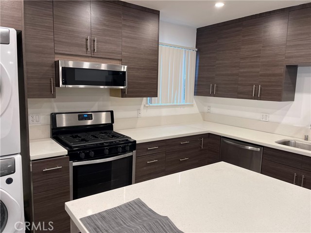 6529 Aura Avenue, Reseda CA: https://media.crmls.org/medias/6115b194-10e3-466c-bb6e-2fe7f06d5208.jpg