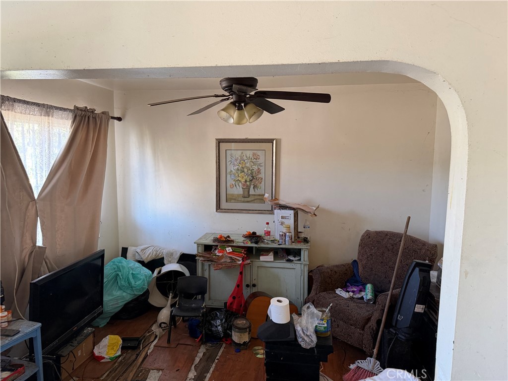 https://media.crmls.org/medias/61167b38-1be6-480d-9531-8033e580c28f.jpg?preset=X-Large