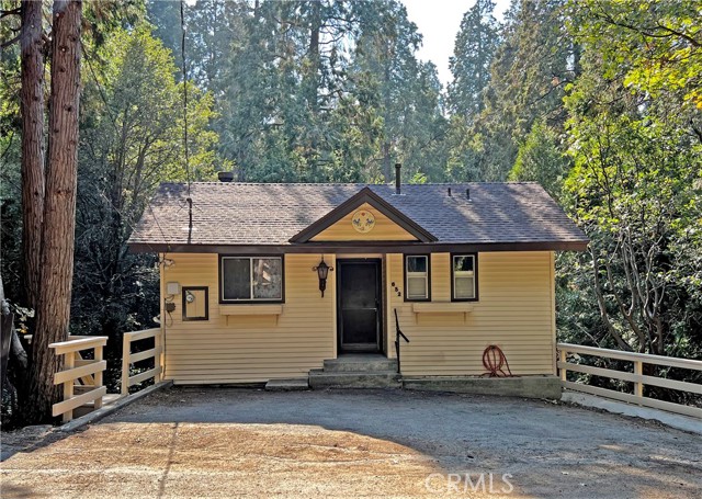 Detail Gallery Image 2 of 52 For 652 Knoll, Crestline,  CA 92325 - 3 Beds | 2/1 Baths