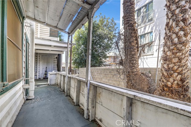 1470 W Adams Boulevard, Los Angeles CA: https://media.crmls.org/medias/611b5671-19e7-49f6-af29-f42577f408e7.jpg