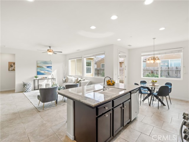 Detail Gallery Image 10 of 40 For 2318 Lombard, Clovis,  CA 93619 - 3 Beds | 2/1 Baths