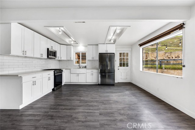 Detail Gallery Image 12 of 51 For 16550 Arnold Ave, Lake Elsinore,  CA 92530 - 4 Beds | 2 Baths