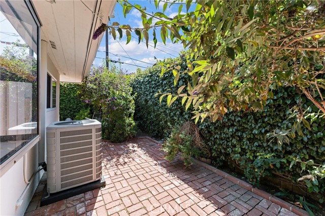 2924 Royal Palm Drive, Costa Mesa CA: https://media.crmls.org/medias/611f62f5-b070-402a-9b2c-a2bd610bae65.jpg