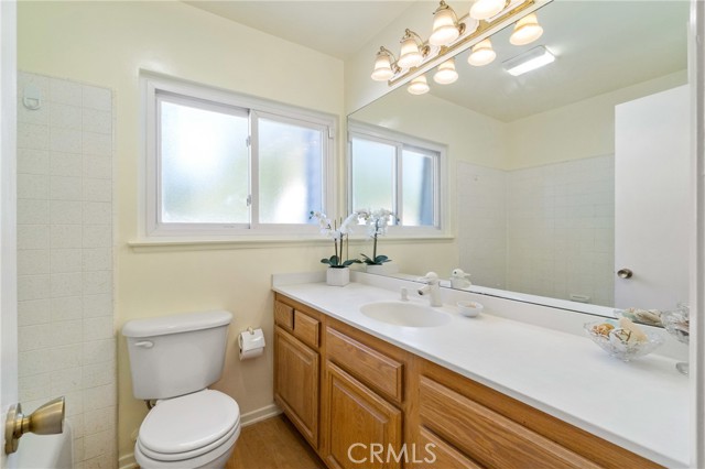 Detail Gallery Image 16 of 32 For 17060 Escalon Dr, Encino,  CA 91436 - 3 Beds | 2/1 Baths