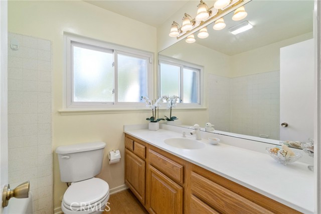 Detail Gallery Image 16 of 32 For 17060 Escalon Dr, Encino,  CA 91436 - 3 Beds | 2/1 Baths