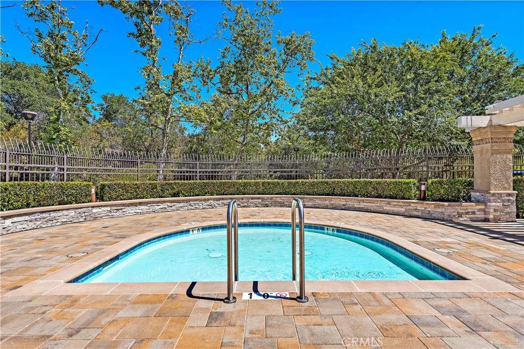 https://media.crmls.org/medias/6125f1b3-2fc1-4bb6-bfd7-4aff36165eda.jpg?preset=X-Large
