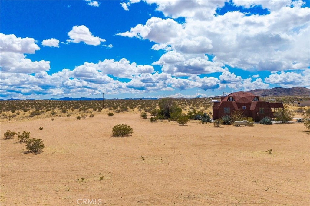 https://media.crmls.org/medias/61270325-3bb7-43dc-9e25-14f9ba09766c.jpg?preset=X-Large