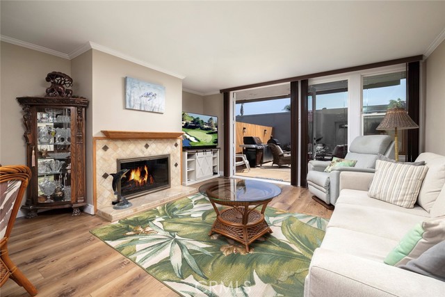 4006 Aladdin Drive, Huntington Beach CA: https://media.crmls.org/medias/612d1162-a5d4-4d82-91af-bd0e9400505c.jpg