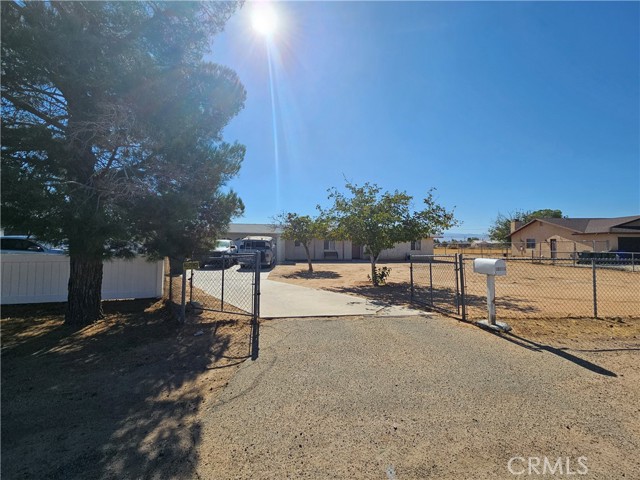 Detail Gallery Image 3 of 27 For 15235 Apache Rd, Apple Valley,  CA 92307 - 3 Beds | 2 Baths