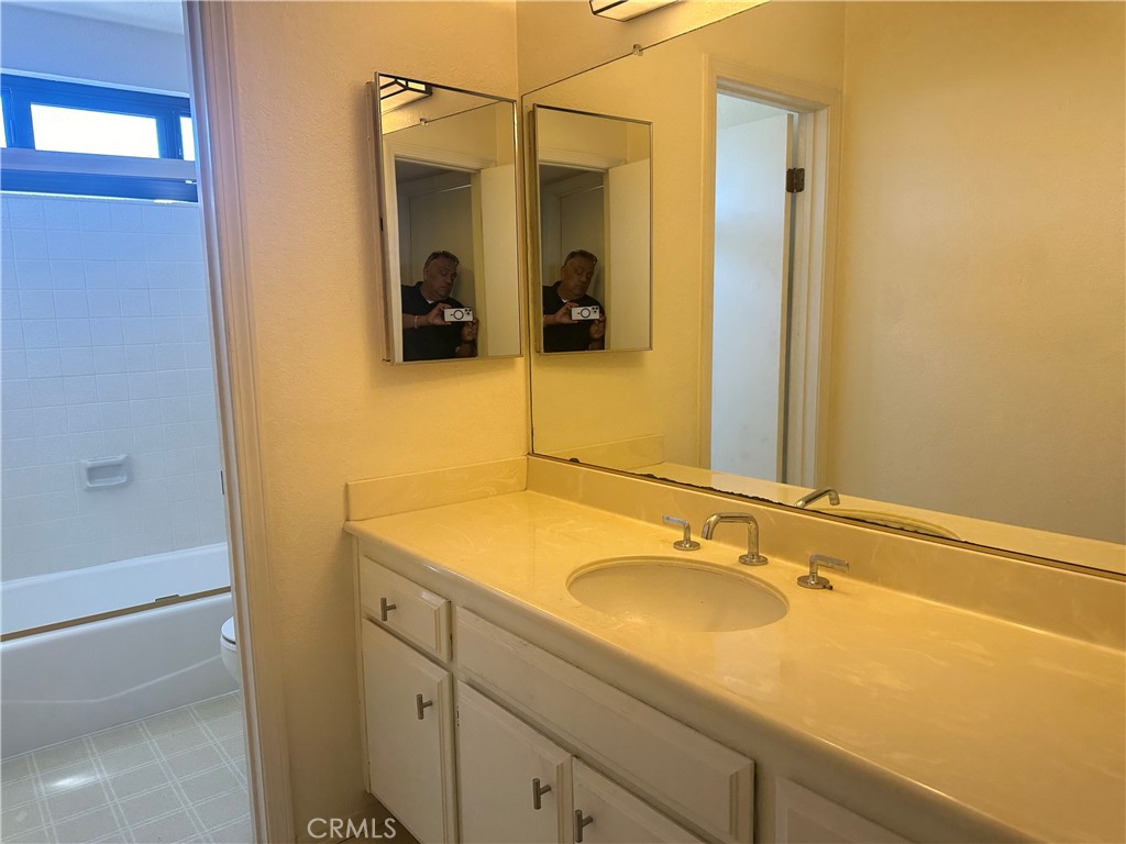 https://media.crmls.org/medias/612e5b6b-f0c4-4bef-b231-9dccd930b42d.jpg?preset=X-Large
